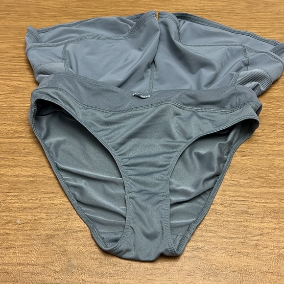 4 for $20 Athleta Girl gray shorts size 14 - Picture 5 of 7